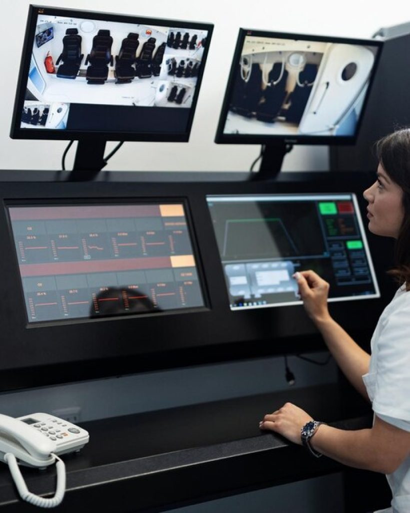 [freepicdownloader.com]-young-doctor-supervising-monitors-oxygen-therapy-procedure-hyperbaric-chamber-large